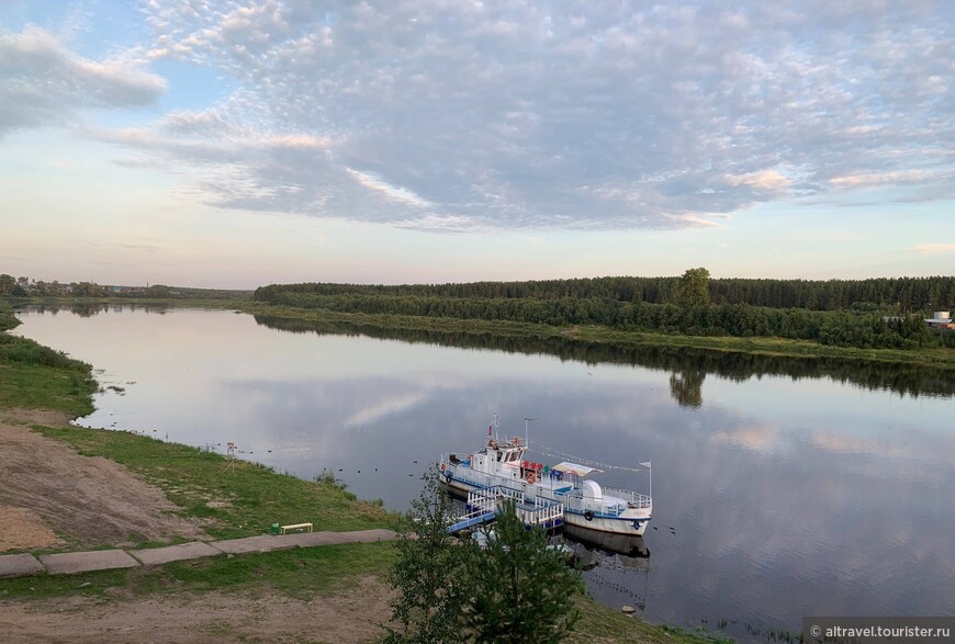 Фото 21. Река Сухона с единственным плавсредством в городе - экскурсионным катером