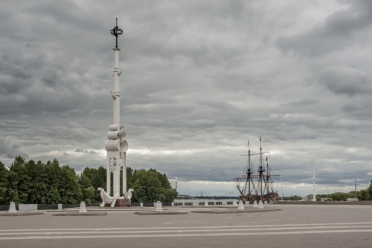 Адмиралтейская площадь с памятником «300 лет российскому флоту»