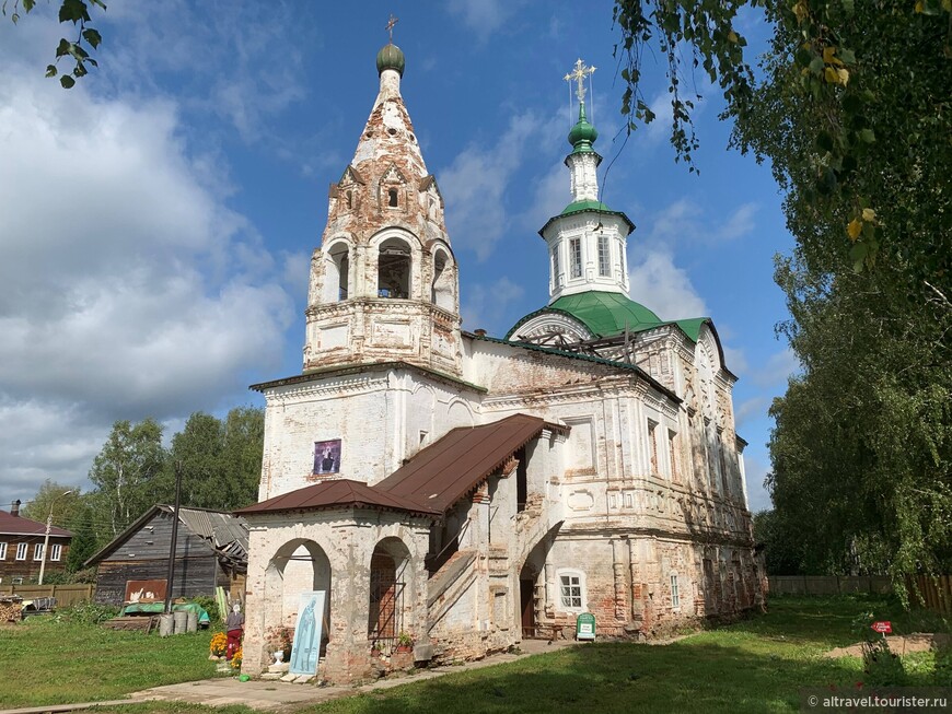 Фото 20. Церковь Леонтия Ростовского (1742-1770 гг.), барочная верхняя часть украшена картушами