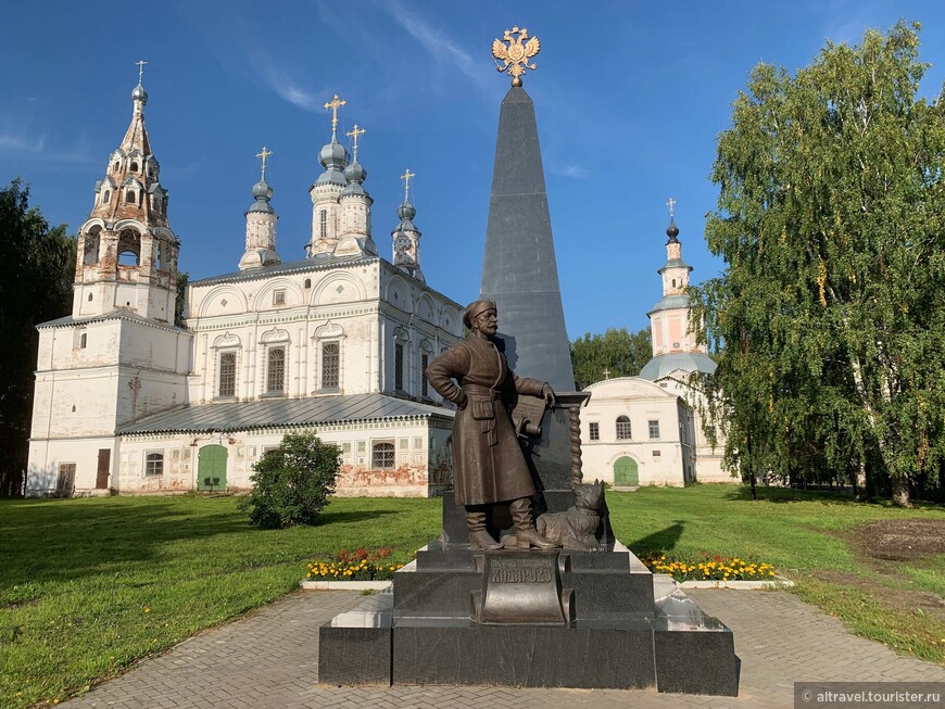 Фото 31. Памятник Е.П. Хабарову (1603-1671) напротив храмов Спасского монастыря, установлен в 2015 г.