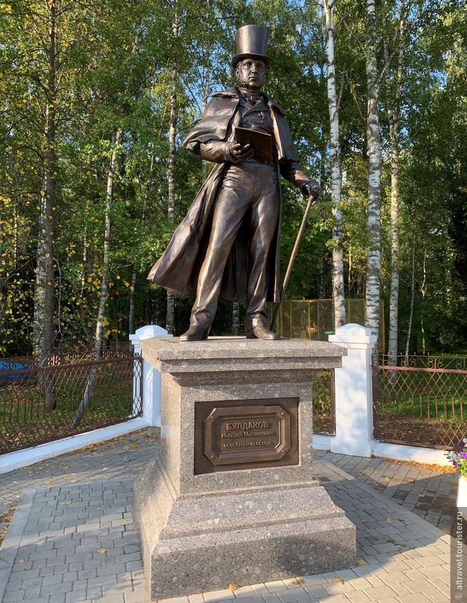 Фото 32. Памятник М.М. Булдакову (1768-1830) у входа в городской парк его имени, установлен в 2019 г.