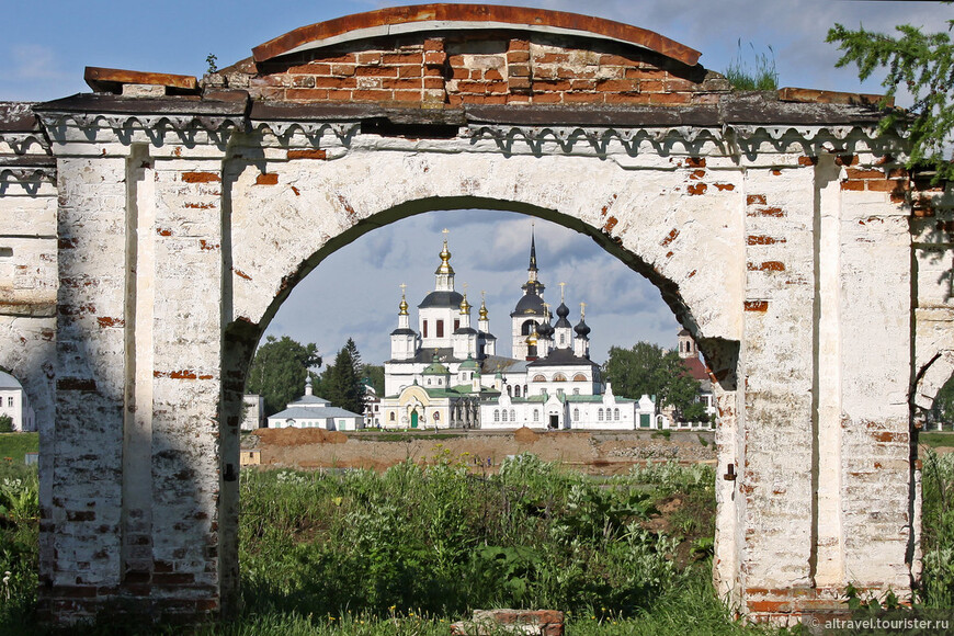 Фото 39. Вид на Соборное дворище через Святые ворота. Источник: Yandex.ru