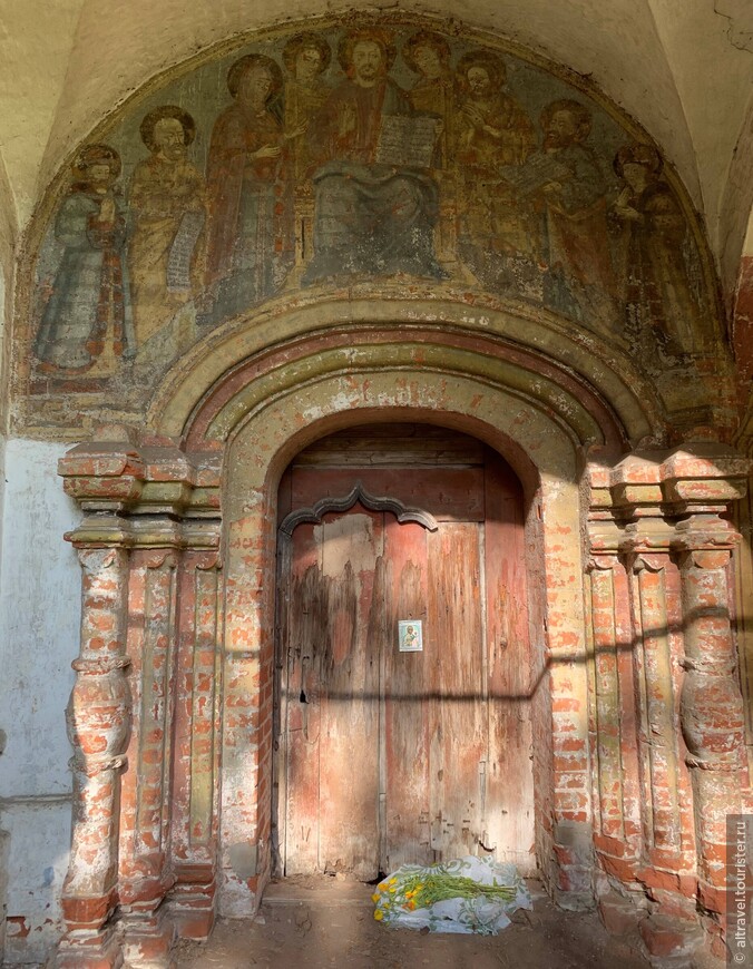 Фото 8. Стенопись над входным порталом Владимирской церкви