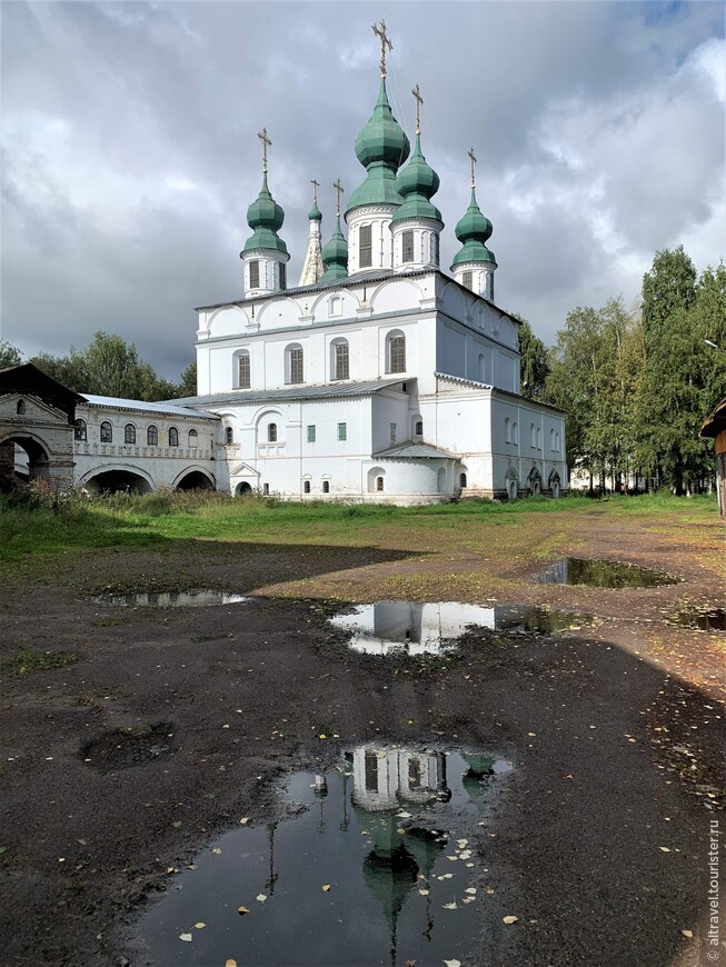 Фото 12. Собор Михаила Архангела, вид с отражением