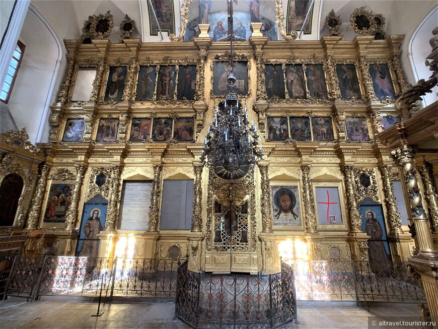 Фото 16. Иконостас собора Михаила Архангела (17-18-й век). Крестом отмечено место храмовой иконы