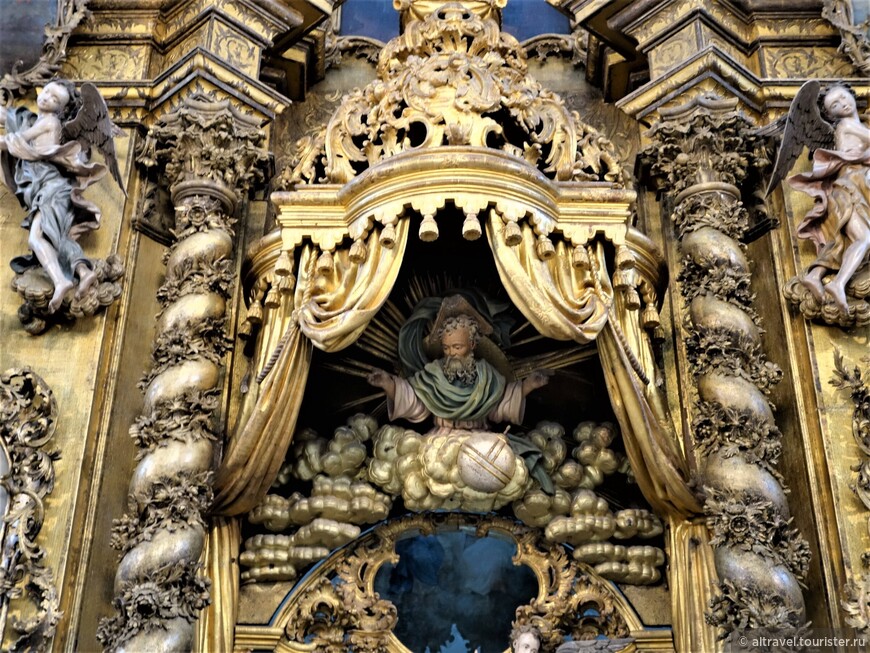 Фото 28. Фрагмент иконостаса: Бог Саваоф над царскими вратами