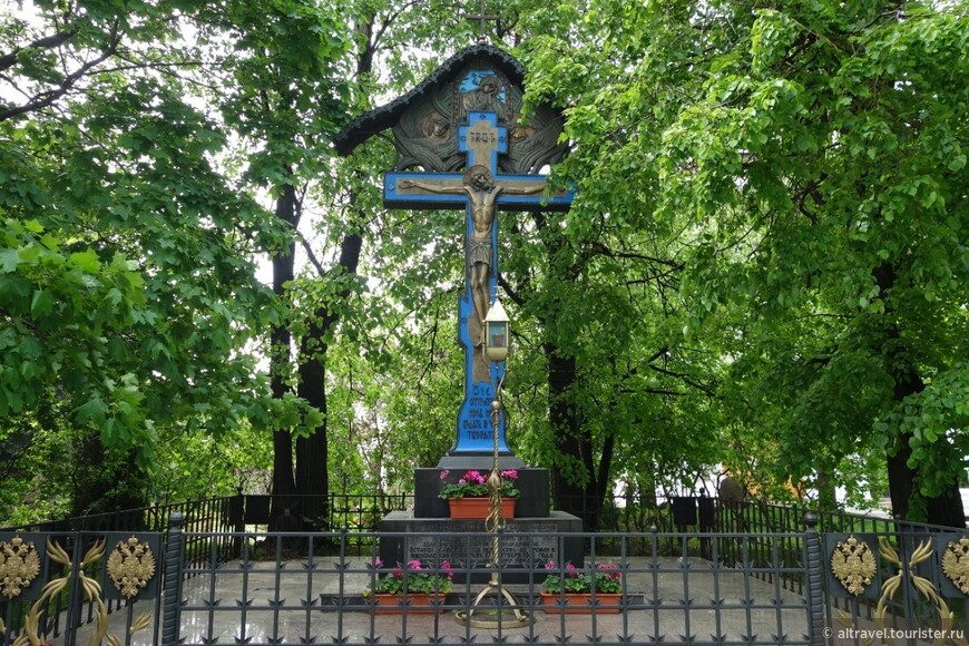 Фото 14. Копия памятного креста с места убийства князя С.А. Романова в Кремле