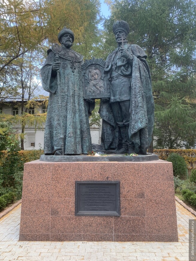 Фото 15. Михаил и Николай II Романовы (памятник 2013 года в ознаменование 400-летия династии)