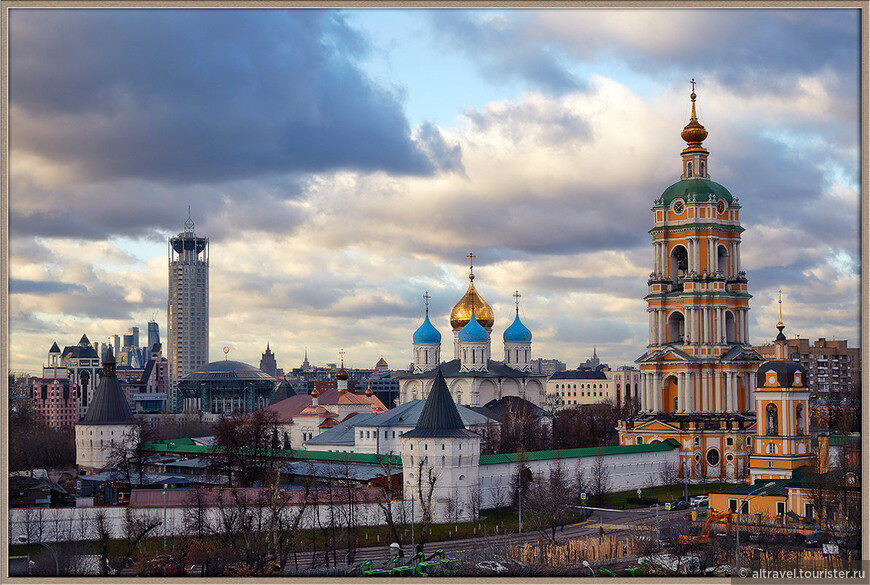 Фото 2. Новоспасский монастырь в Москве (источник: Fotokto.ru). Никон был его архимандритом с 1646 по 1649 г. и руководил строительством главного собора.