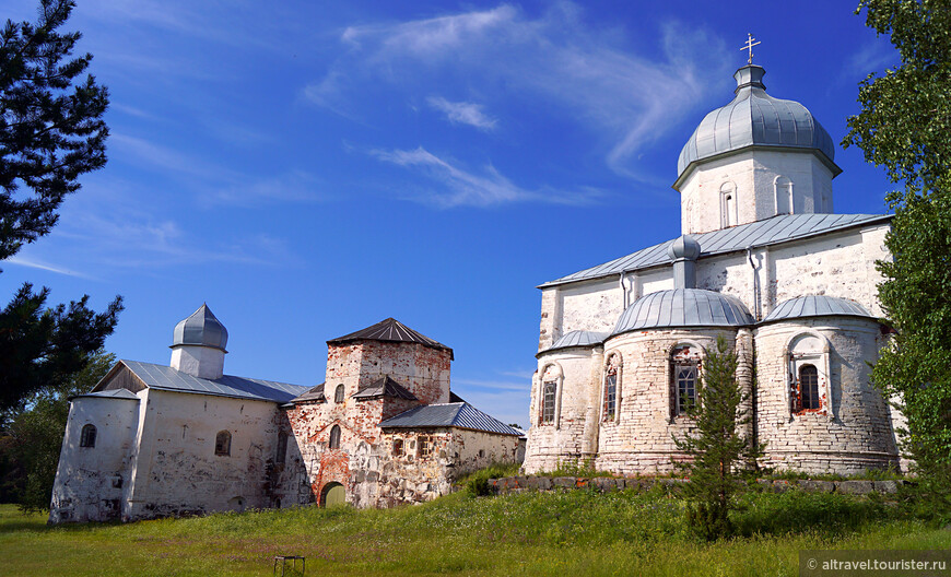 Фото 4. Онежский Крестный монастырь на Кий-острове (источник: Supersnimki.ru). Никон заложил его в 1656 г. на месте своего чудесного спасения.