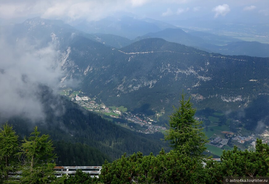 Вид с вершины Elfer (2031 м.) на долину.