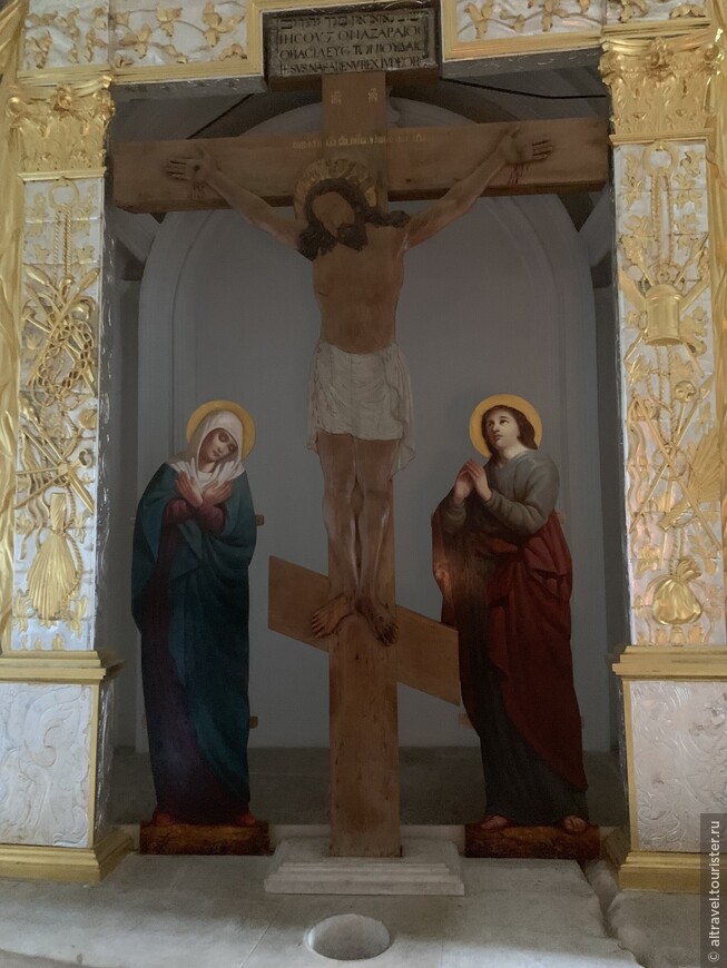 Фото 45. Лобное место с крестом. Крест сделан в Палестине из кипариса точно таких же размеров, как
и крест в Заонежском монастыре Никона.