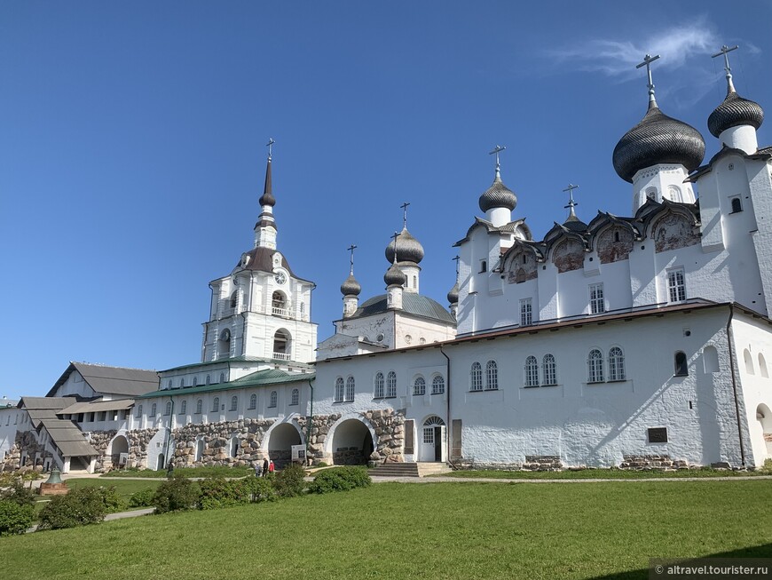 Фото 11. Трапезная палата, колокольня (18-й век) и Спасо-Преображенский собор соединены между собой каменной галереей с большими валунами в основании.