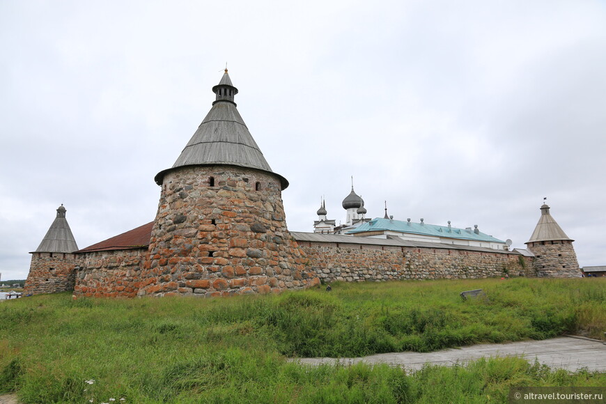 Фото 12. Три мощных башни с южной стороны монастыря. На переднем плане – Белая башня.