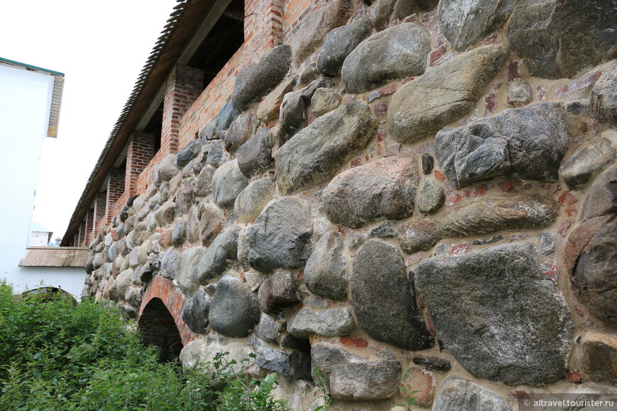 Фото 13. Валунные стены монастыря крупным планом. Стены сохранились без изменений с 16-го века. 