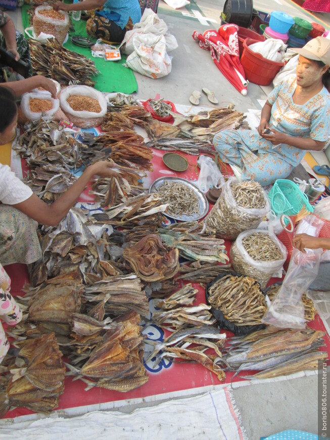 Рынок на берегу реки Патейн, дешевый, с национальным колоритом