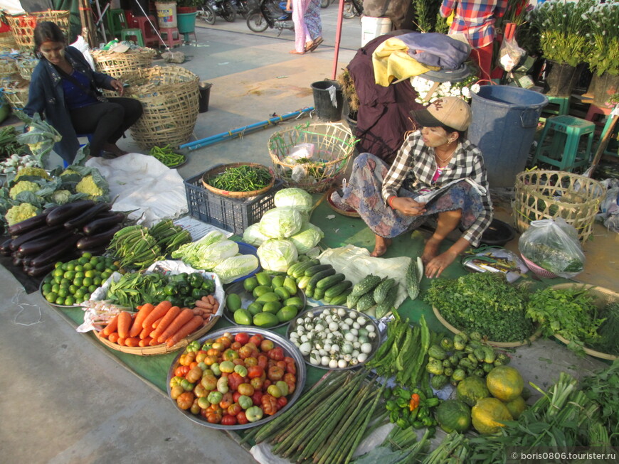 Рынок на берегу реки Патейн, дешевый, с национальным колоритом