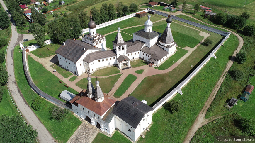 Фото 1. Ферапонтов монастырь – вид сверху. Источник: Vologda-mitropolia.ru
