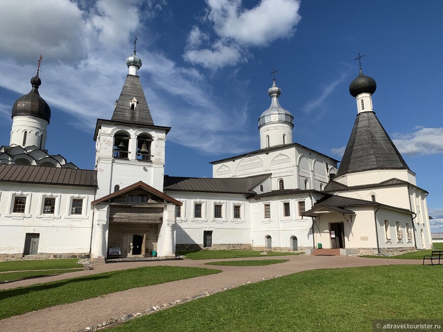 Фото 7. Центральная часть монастыря с тремя церквями и колокольней.