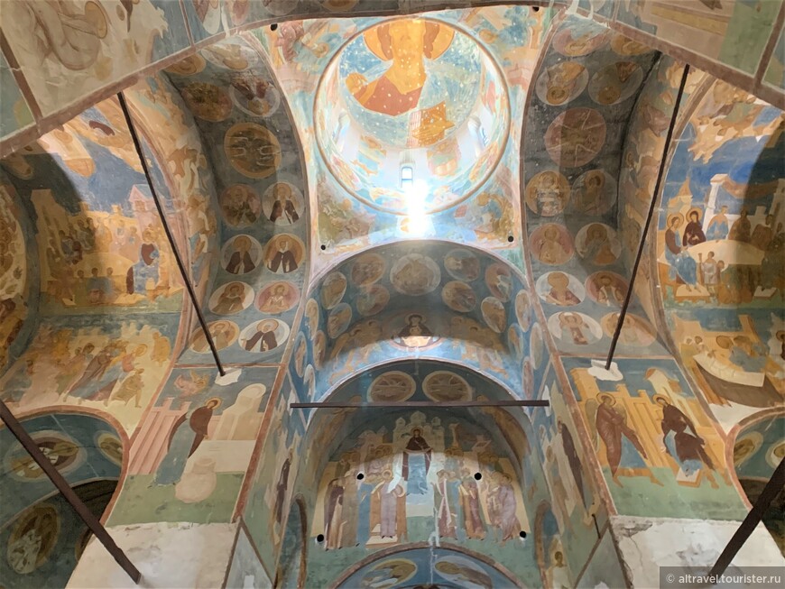 Фото 9. Фрески восточной стены: в куполе – Христос-Вседержитель, прямо внизу под ним – Покров Богородицы, справа и слева на пилонах – Благовещение. 
