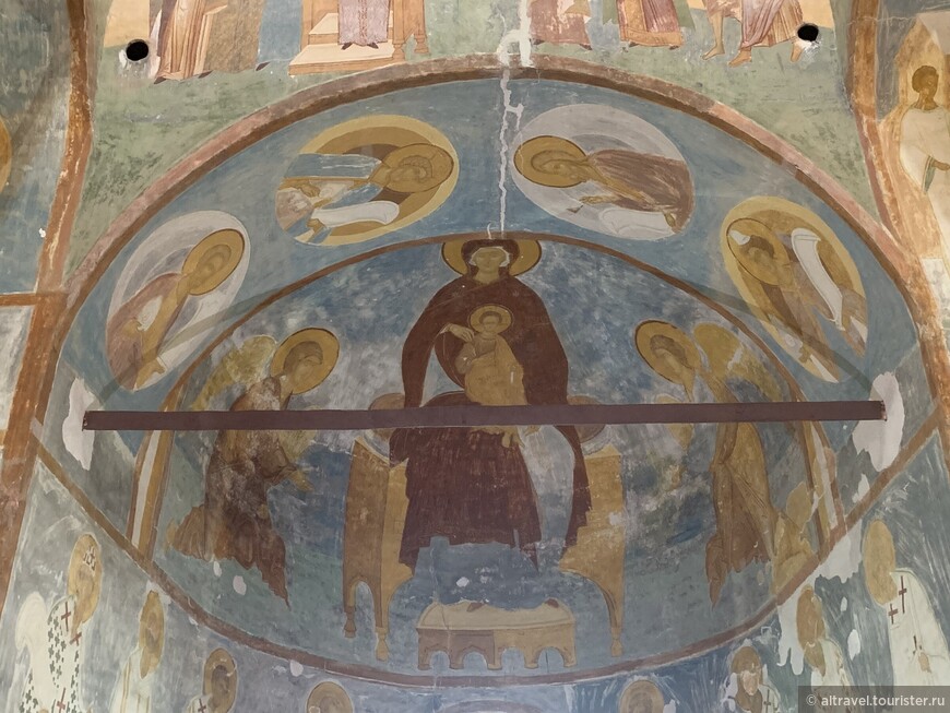 Фото 10а. Богоматерь на престоле с архангелами Михаилом и Гавриилом.