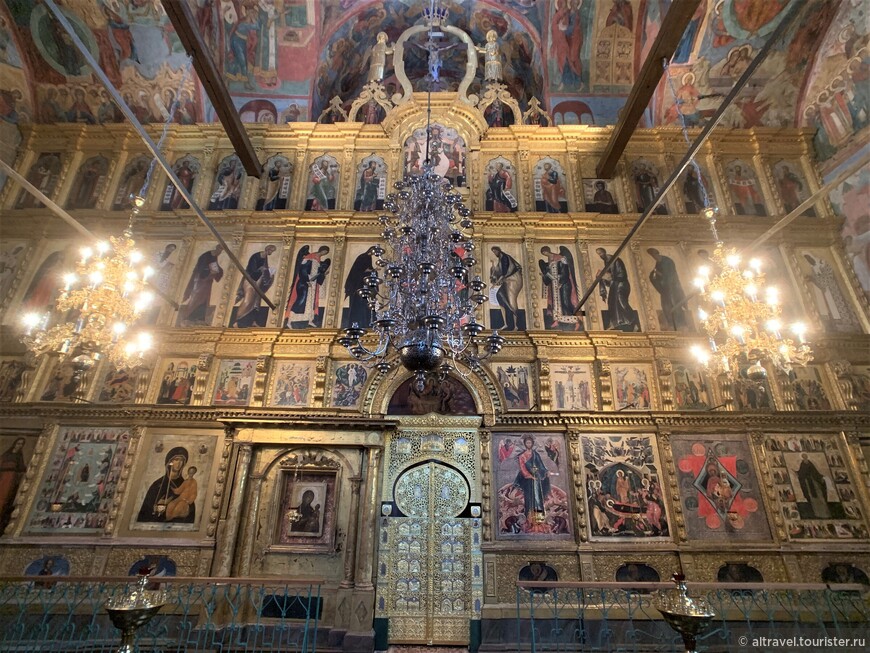 Фото 28. Иконостас Успенского собора.