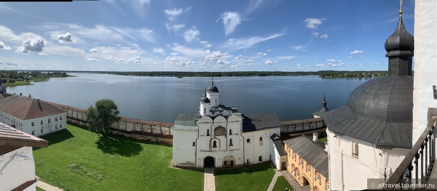 Фото 33. Вид на Сиверское озеро с колокольни. Впереди – Преображенская церковь