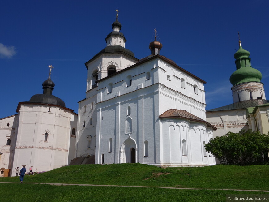 Фото 18. Церковь Архангела Гавриила (1534 год), белый храм справа от колокольни.