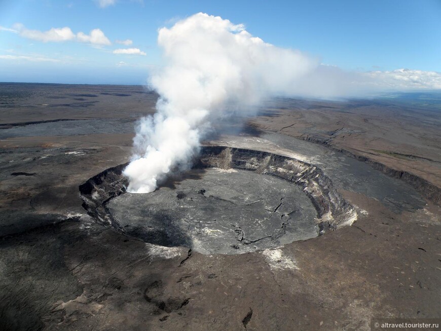 Фото 84. Кальдера вулкана Килауэа с кратером Халемаумау (источник: Ru.qwe.wiki)