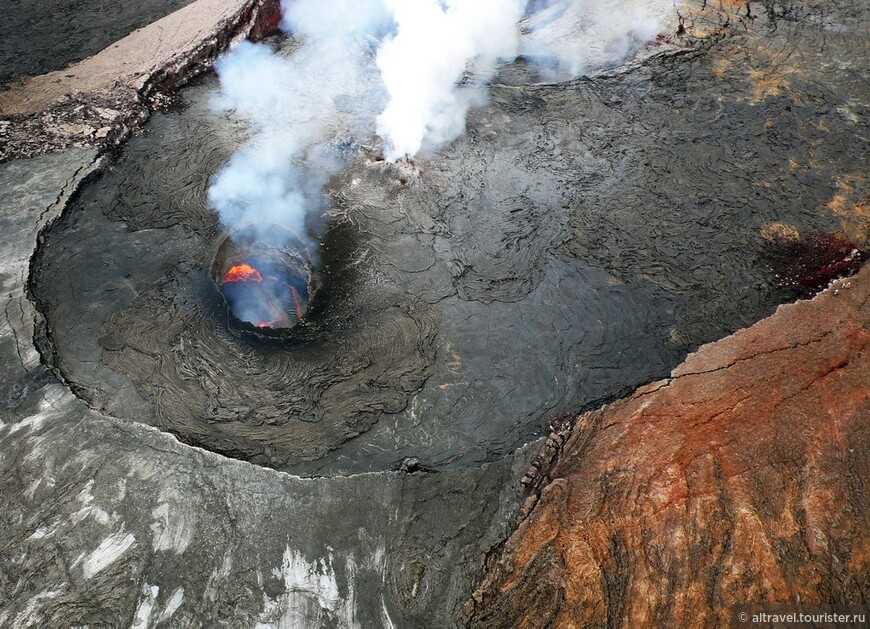 Фото 85. Жерло и кратер вулкана Килауэа (источник: http://photosandgraphicsindex.blogspot.com/2010/04/beautiful-pictures-of-volcanos.html)