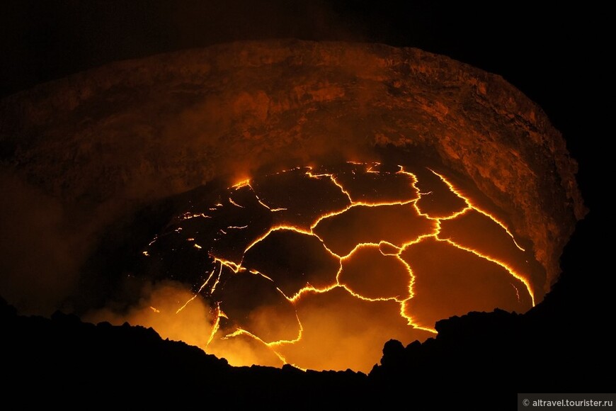  Фото 88.  Вид на кратер Халемаумау с высоты птичьего полета. Источник: ru.wikipedia.org