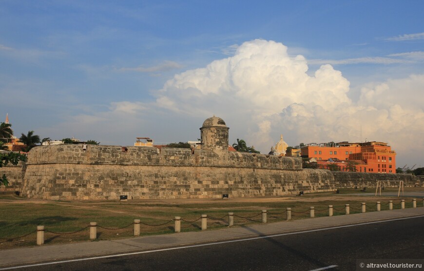 Фото 1. Стены Картахены. Вид со стороны моря