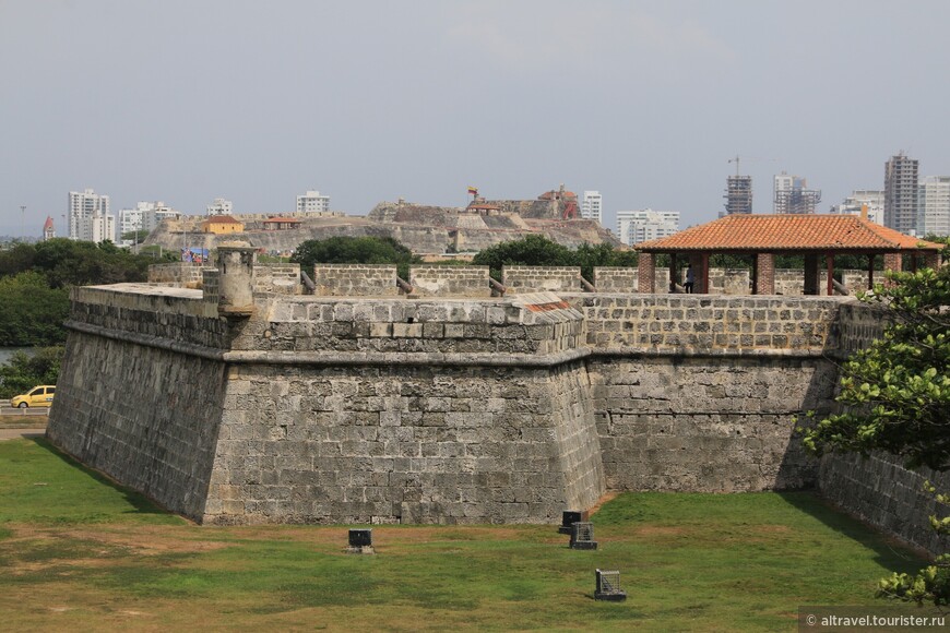 Фото 3. Бастион Санта Каталина (№15 на карте 2). На заднем плане видна крепость Сан Фелипе (№18, или буква Н).