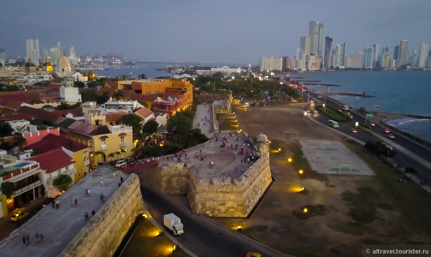 Фото 4. Вид на стену со стороны моря и на один из бастионов. Источник: WorldMoments.com