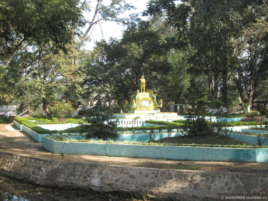 Парк малого города со скульптурами Аун Сана и русалки 