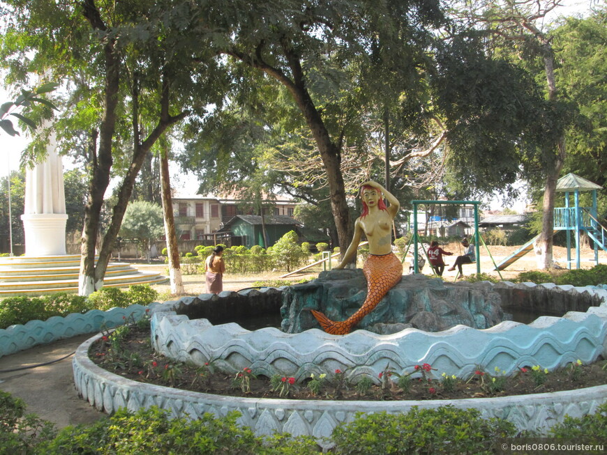 Парк малого города со скульптурами Аун Сана и русалки 