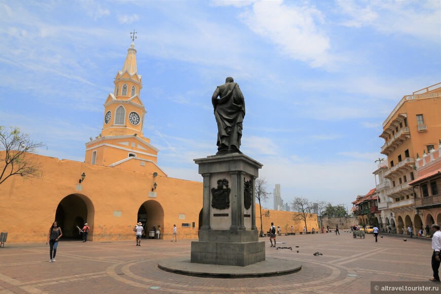 Фото 11. Площадь повозок - вид на Часовую башню (слева), памятник Педро де Эредиа и Портал сладостей (справа)