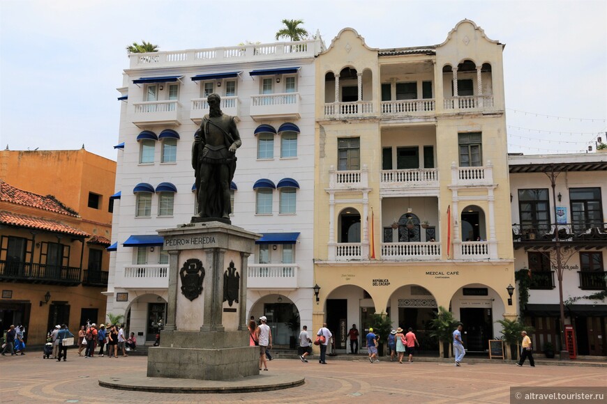 Фото 12. Площадь повозок - памятник Педро де Эредиа, основателю города

