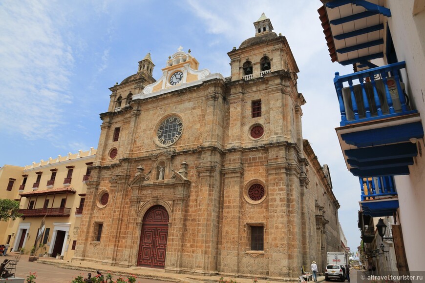 Фото 20. Церковь Сан Педро, слева к ней примыкает монастырь иезуитов.