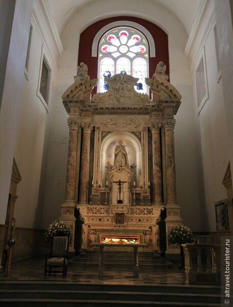 Фото 22а. Алтарь церкви Сан Педро, сделанный из итальянского мрамора