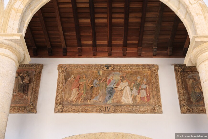 Фото 33. Собор Картахены: барельеф с восхождением Христа на Голгофу