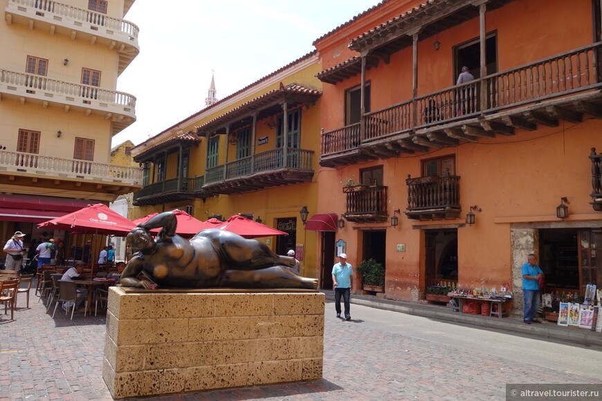 Фото 37а. Скульптура 'Полулежащая фигура' Фернандо Ботеро. Как водится, наиболее выпуклые части статуи до блеска отполированы.