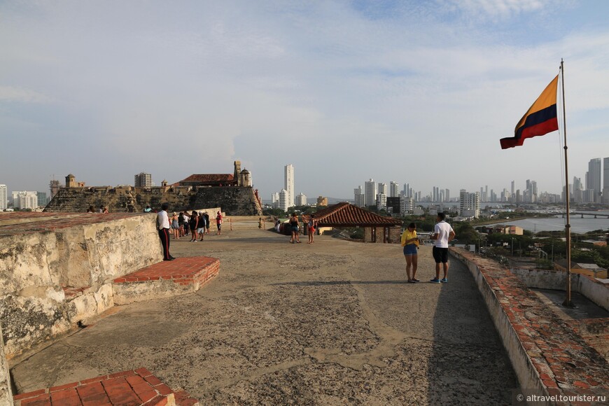 Фото 46. Над крепостью развевается колумбийский флаг
