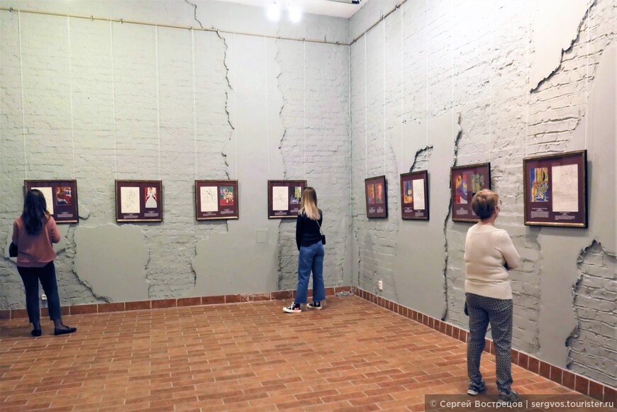Зал в стиле «лофт» с выставкой работ Анри Матисса периода 1944-1948 гг.