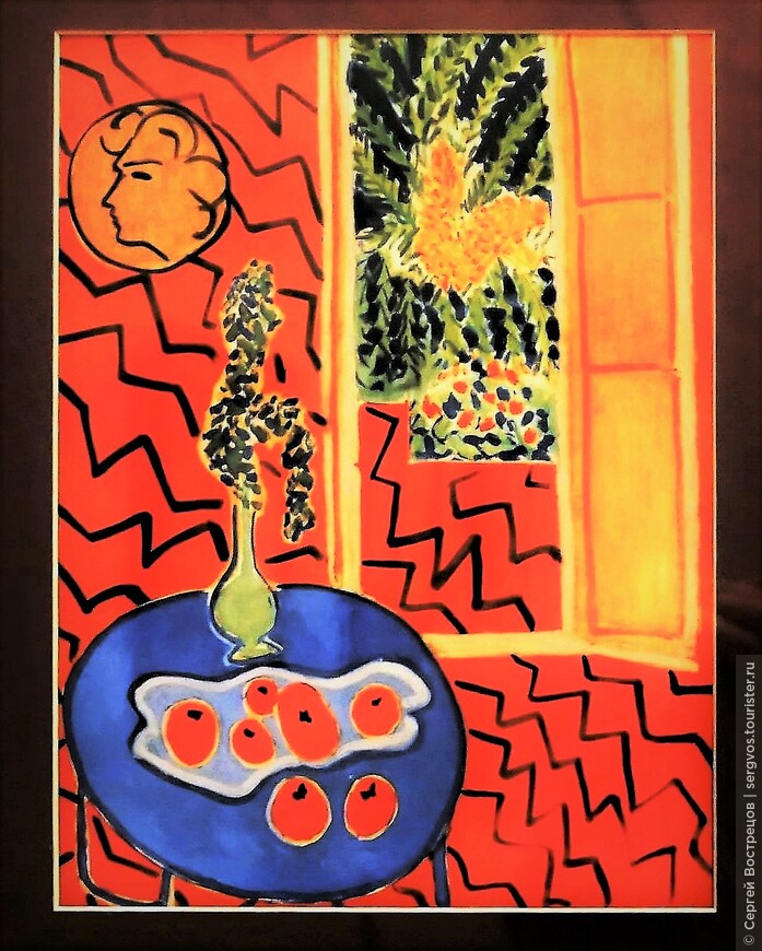 «Красный интерьер. Натюрморт на синем столе», 1947. Литография 1948 г., Париж.
Подлинник: 116×89 см.
