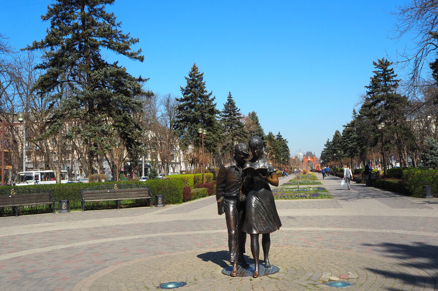Памятник Шурику и Лидочке