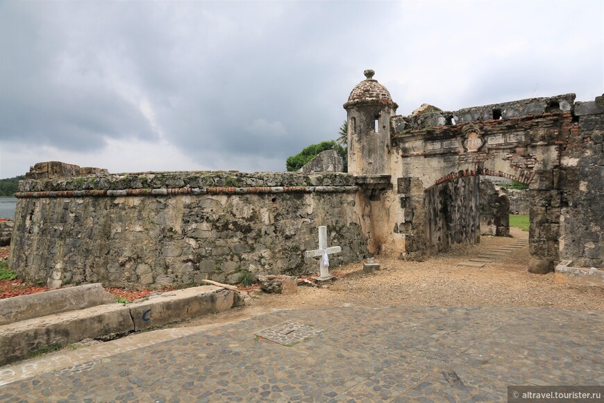 Фото 4. Вход в форт Св. Иеронима. Над воротами видна дата постройки - 1758.