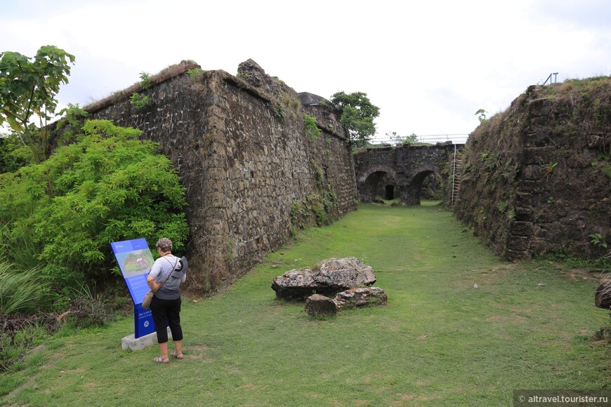 Фото 27-28. Стены форта, обращенные к суше