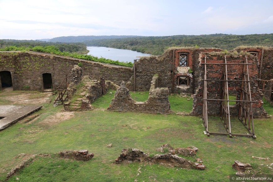 Фото 29-30. Внутренняя площадь форта с видом на реку Чагрес