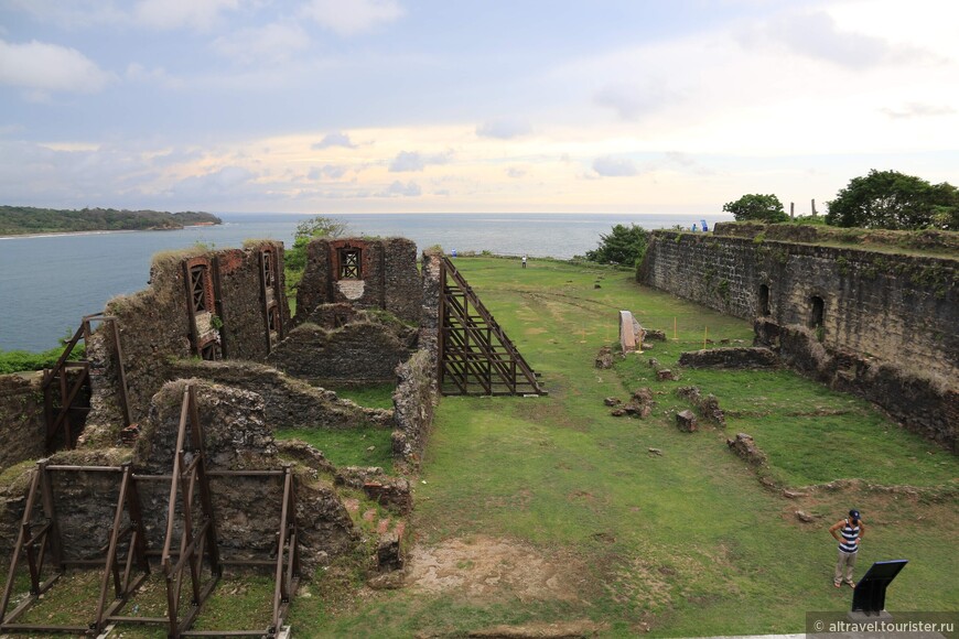 Фото 31-32. Виды внутри форта в сторону Карибского моря